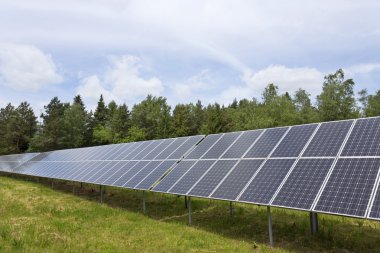 Yeşil çayır üzerinde Solar Power Station