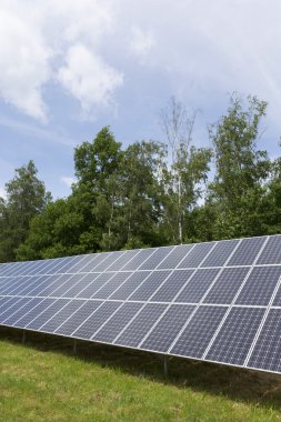 Yeşil çayır üzerinde Solar Power Station