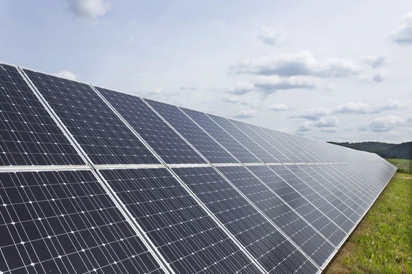 Solkraftverk på den gröna ängen — Stockfoto