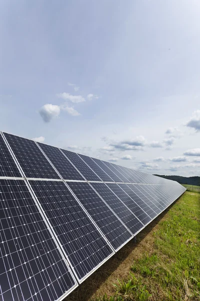 Yeşil çayır üzerinde Solar Power Station — Stok fotoğraf