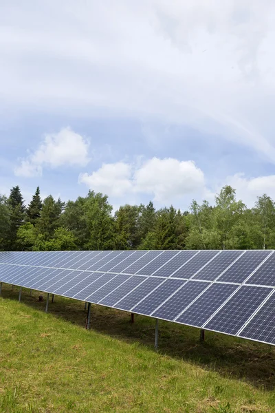 Solaranlage auf der grünen Wiese — Stockfoto