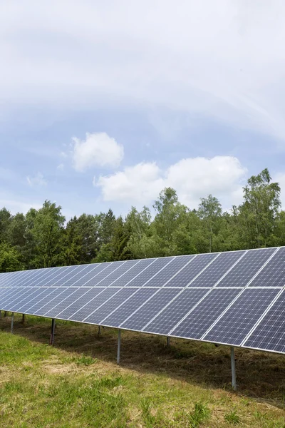 Солнечная электростанция на зеленом лугу — стоковое фото