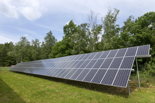 Solaranlage auf der grünen Wiese — Stockfoto