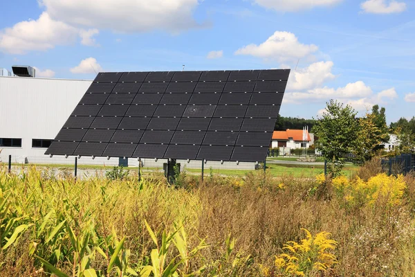 Central de energia solar no prado de verão — Fotografia de Stock