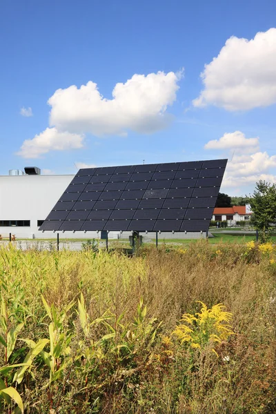 Central de energia solar no prado de verão — Fotografia de Stock