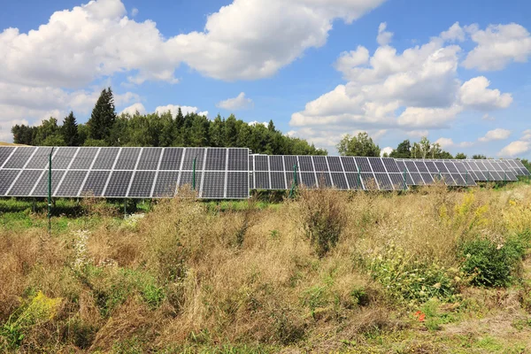 Solar Power Station yaz çayır — Stok fotoğraf