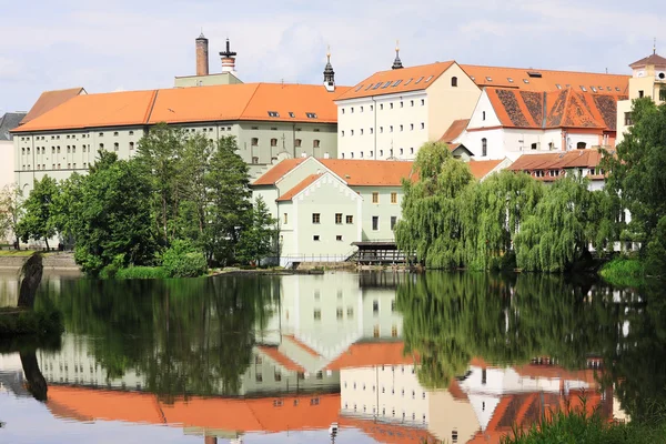 Kleurrijke middeleeuwse stad Pisek boven de rivier de Otava, Tsjechië — Stockfoto