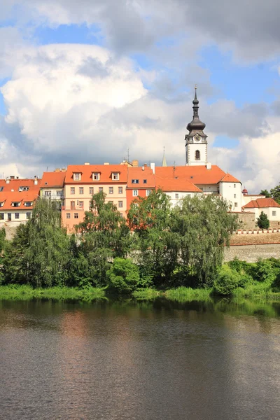 Colorida ciudad medieval Pisek sobre el río Otava, República Checa — Foto de Stock