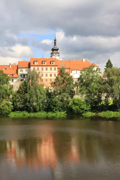 Colorida ciudad medieval Pisek sobre el río Otava, República Checa — Foto de Stock