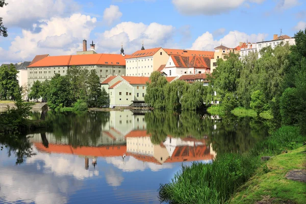 Kleurrijke middeleeuwse stad Pisek boven de rivier de Otava, Tsjechië — Stockfoto