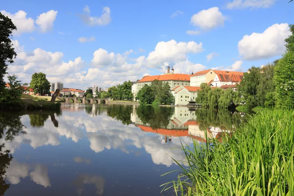 Colorida ciudad medieval Pisek sobre el río Otava, República Checa —  Fotos de Stock