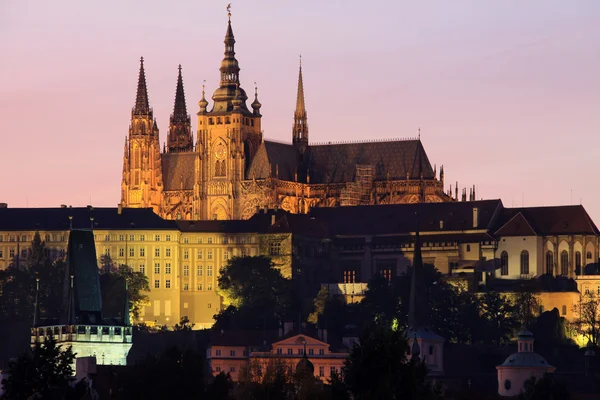 Ночной готический замок над рекой Влтава, Чехия — стоковое фото