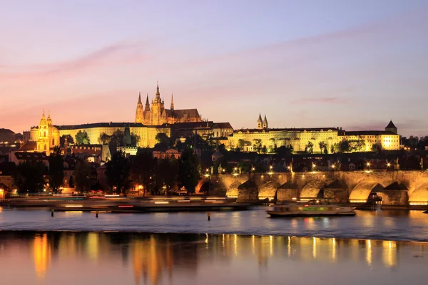 Nuit Château gothique de Prague avec Pont Charles, République tchèque — Photo