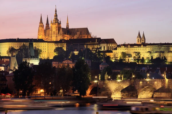 Noche Praga castillo gótico con el puente de Carlos, República Checa —  Fotos de Stock