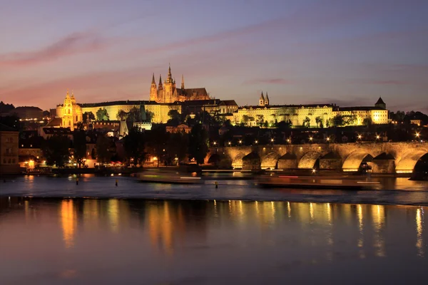 Nuit Château gothique de Prague avec Pont Charles, République tchèque — Photo
