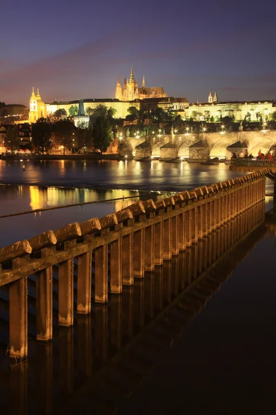 Noche Praga castillo gótico con el puente de Carlos, República Checa — Foto de Stock