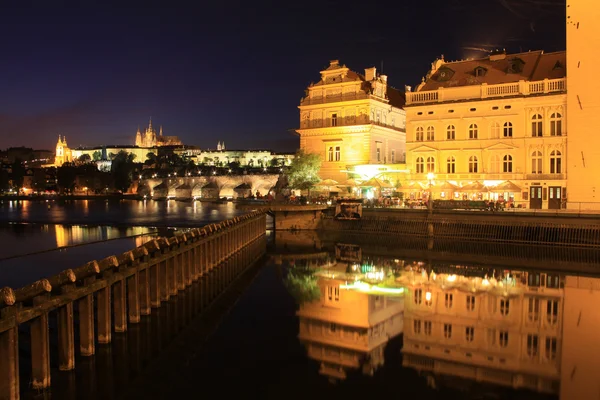 Noite Castelo gótico de Praga com Ponte Charles, República Checa — Fotografia de Stock