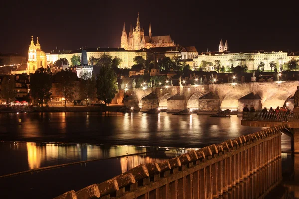 Noche Praga castillo gótico con el puente de Carlos, República Checa — Foto de Stock