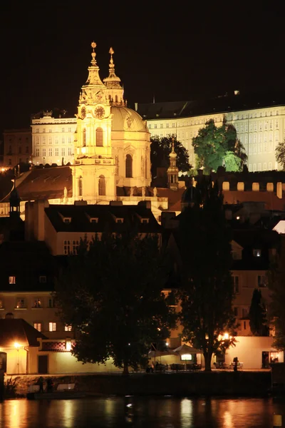 Nacht Praag st.-Niklaaskathedraal, Tsjechië — Stockfoto