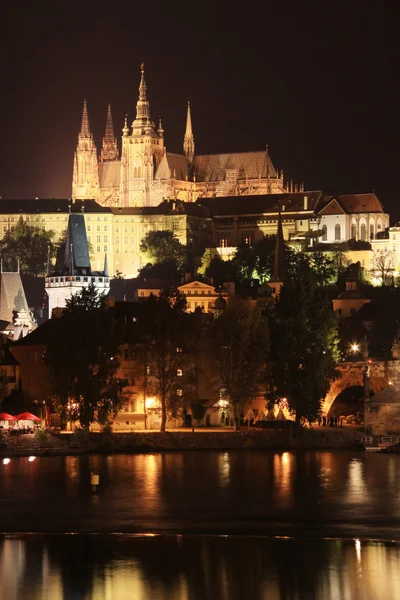 Noc Pragi gotycki zamek nad rzeką Wełtawą, Republika Czeska — Zdjęcie stockowe