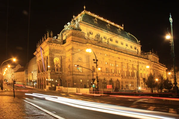 Vista nocturna del Teatro Nacional de Praga, República Checa — Foto de Stock