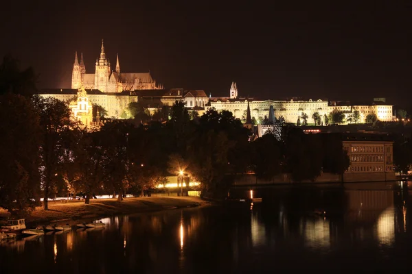 Nuit Château gothique de Prague au-dessus de la rivière Vltava, République tchèque — Photo