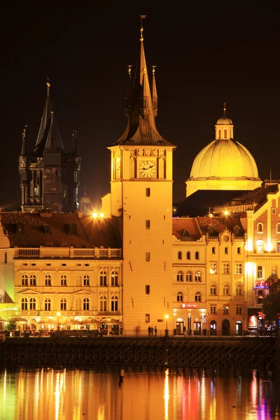 夜景、チェコに明るいプラハ オールド タウン — ストック写真