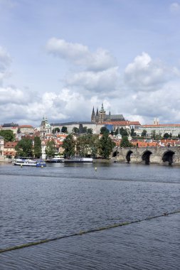 Bahar Prag Gotik Kalesi ile Charles Bridge, Çek Cumhuriyeti