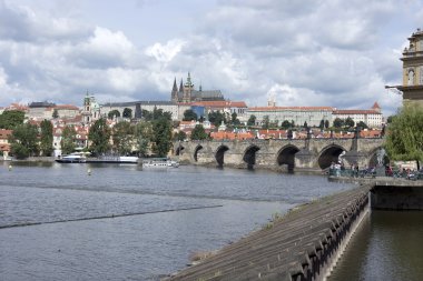 Bahar Prag Gotik Kalesi ile Charles Bridge, Çek Cumhuriyeti