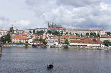 Bahar Prag Gotik Castle yukarıda Nehri Vltava, Çek Cumhuriyeti