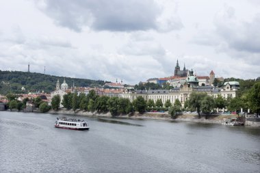 Bahar Prag Gotik Castle yukarıda Nehri Vltava, Çek Cumhuriyeti