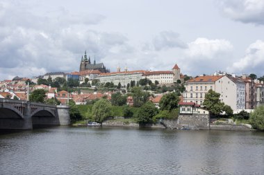 Bahar Prag Gotik Castle yukarıda Nehri Vltava, Çek Cumhuriyeti