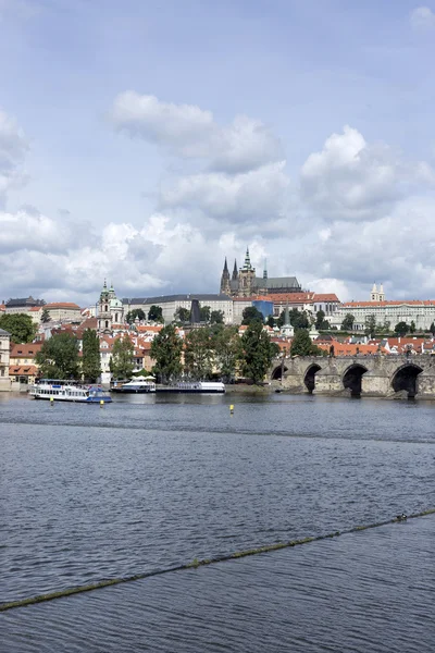 Våren gotiska Pragborgen med Charles Bridge, Tjeckien — Stockfoto