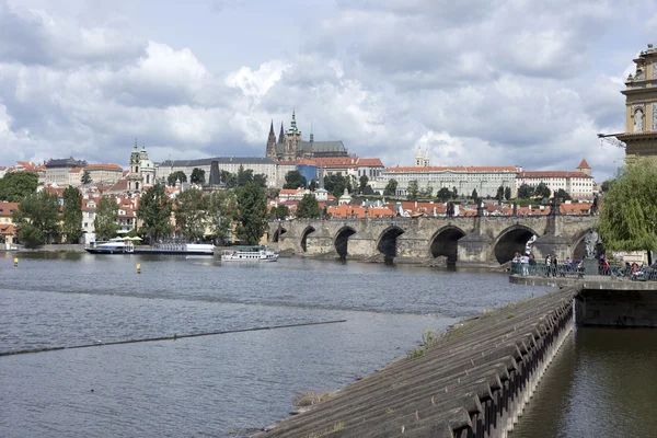 Printemps Château gothique de Prague avec le pont Charles, République tchèque — Photo