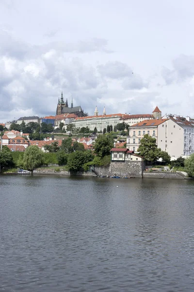 Vår Prag gotiska slottet ovanför floden Vltava, Tjeckien — Stockfoto