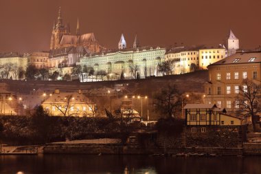 Gece karlı Prag Gotik kale üzerinden Charles Bridge, Çek Cumhuriyeti