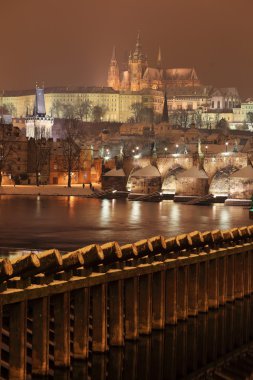 Gece romantik renkli karlı Prag Gotik Castle ile Charles Bridge, Çek Cumhuriyeti