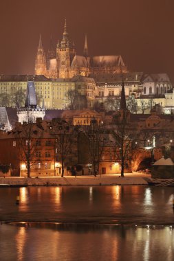 Gece romantik renkli karlı Prag Gotik Castle ile Charles Bridge, Çek Cumhuriyeti