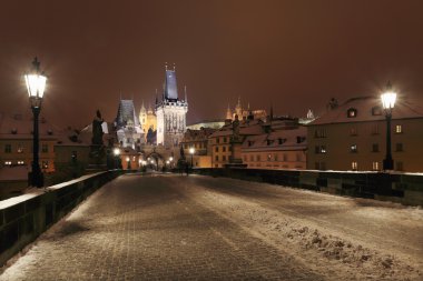 Gece karlı Prag Gotik kale üzerinden Charles Bridge, Çek Cumhuriyeti