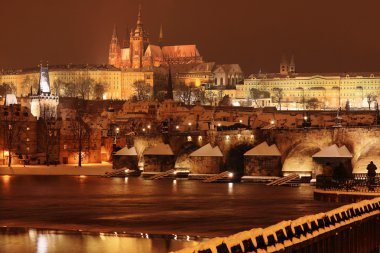 Gece romantik renkli karlı Prag Gotik Castle ile Charles Bridge, Çek Cumhuriyeti