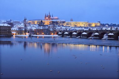 Gece romantik renkli karlı Prag Gotik Castle ile Charles Bridge, Çek Cumhuriyeti