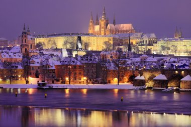 Gece romantik renkli karlı Prag Gotik Castle ile Charles Bridge, Çek Cumhuriyeti