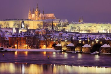 Gece romantik renkli karlı Prag Gotik Castle ile Charles Bridge, Çek Cumhuriyeti