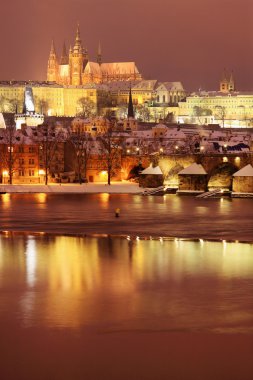 Gece romantik renkli karlı Prag Gotik Castle ile Charles Bridge, Çek Cumhuriyeti