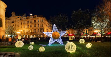 Noel ruh gece karlı eski şehir Meydanı, Prague, Çek Cumhuriyeti