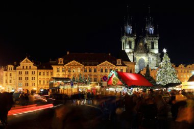 Noel ruh gece karlı eski şehir Meydanı, Prague, Çek Cumhuriyeti