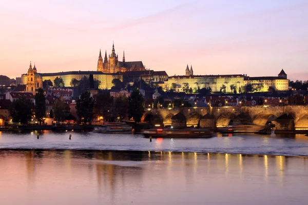 Tarde Castillo gótico de Praga con Puente de Carlos, República Checa — Foto de Stock