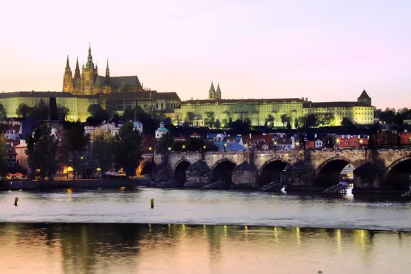 プラハのゴシック様式城とカレル橋、チェコ共和国の夜 — ストック写真