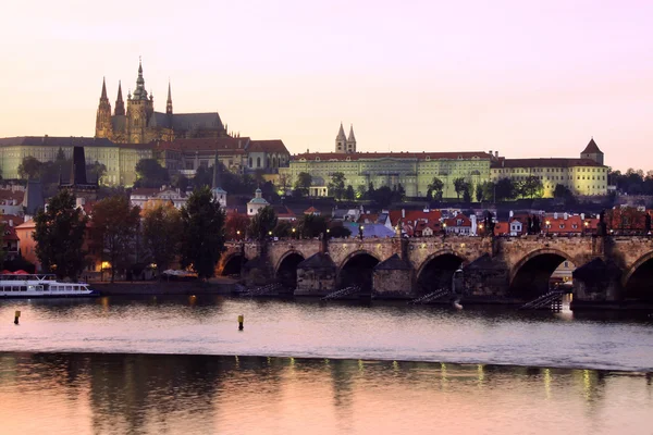 Tarde Castillo gótico de Praga con Puente de Carlos, República Checa — Foto de Stock