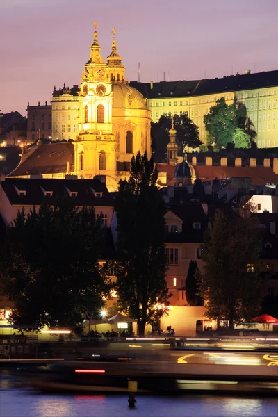 Noche Praga Ciudad con Catedral de San Nicolás, República Checa —  Fotos de Stock